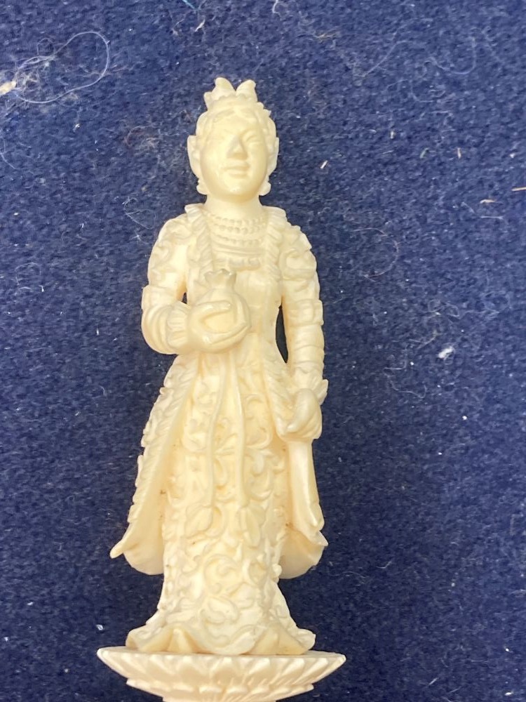 A Cantonese ivory chess set, Napoleon and Josephine